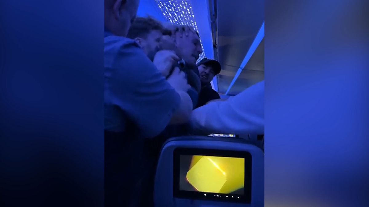 Pasažéři zpacifikovali agresivního spolucestujícího v letadle